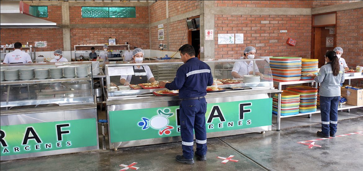 Personal atendiendo a colaboradores en una línea de alimentación con la marca RAF Barcenes